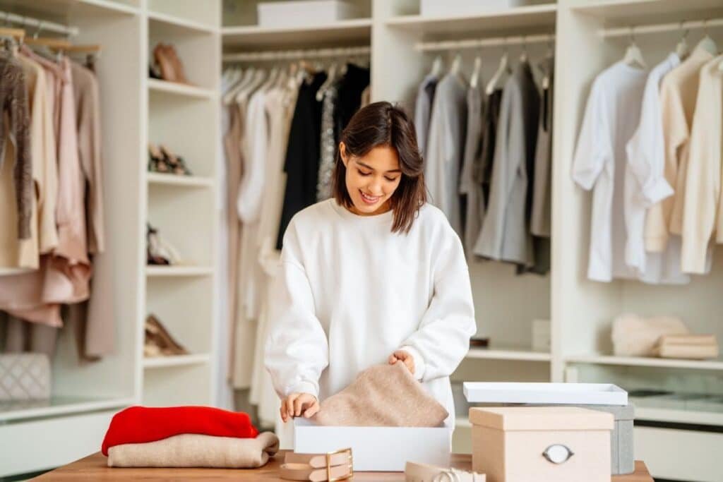 how to organize clothes in a closet