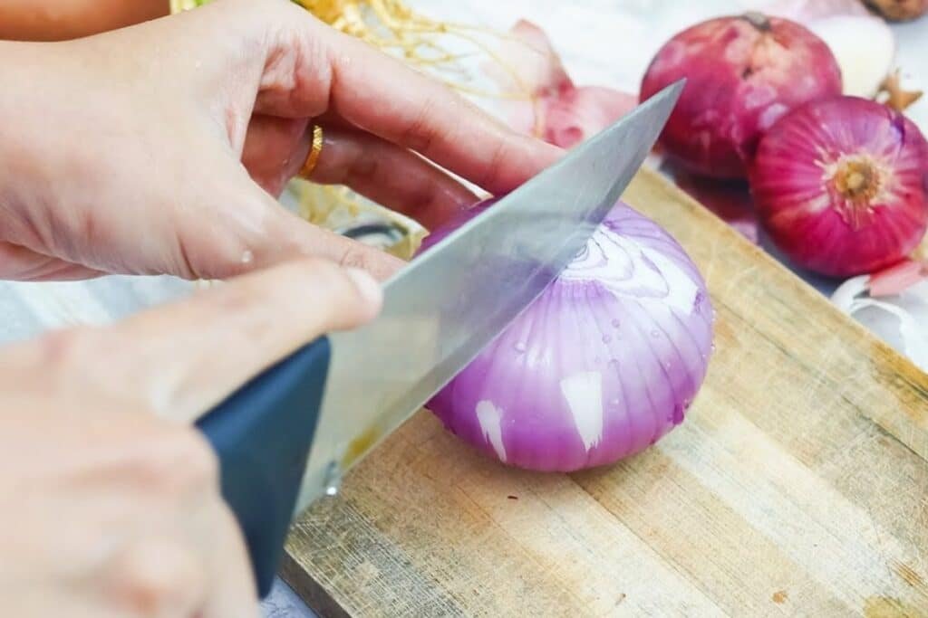 how to cut an onion into rings