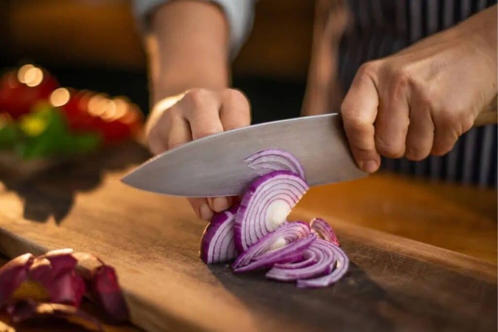 how to cut an onion without crying