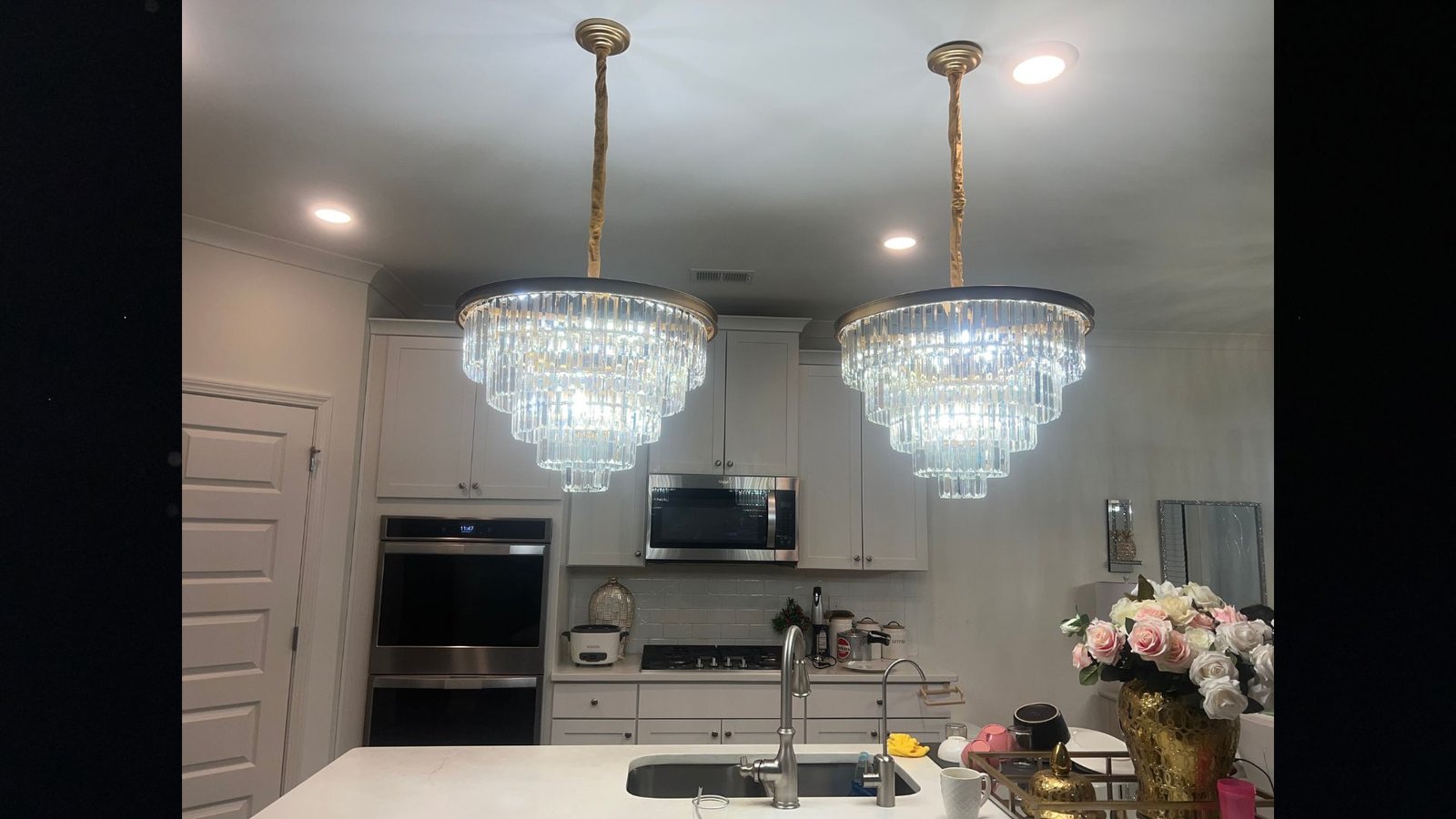 2 chandelier lights hanging ontnhe ceiling