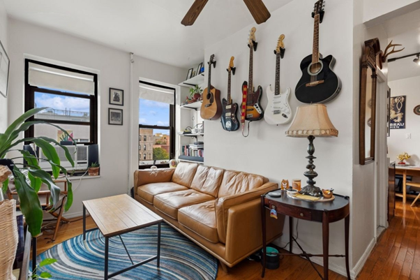 living room is decorated with Gitter, trees, sofa set, table.